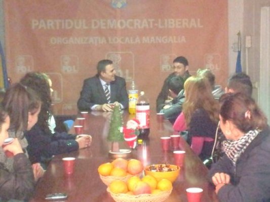 Deputatul Iorguş, colindat de elevii de la Grupul Şcolar Industrial 